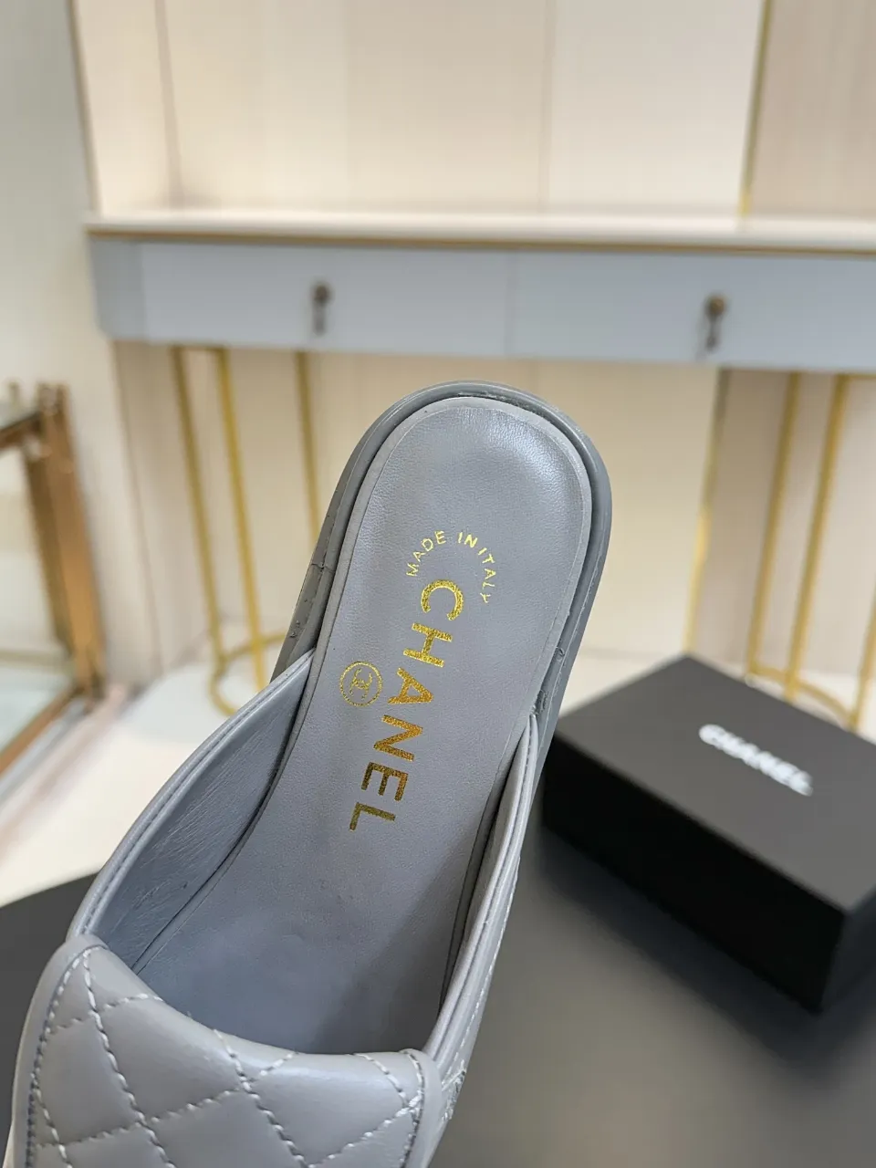 👟👟Ex-factory price 560👟👟 🔥🔥🔥Xiaoxiang official website synchronizes the high version of CHANEL 2025 Chanel top buckle exposed heel shoes, a must-have hot style for early spring, the goddess series, with the elegant and ladylike temperament of the fragrance family, super durable, irresistible, and exciting... ▪️The upper is imported sheepskin ▪️Inside imported sheep lining (same as the original) ▪️Original model opening, genuine leather outsole🇮🇹 ▪️Standard code 35- 41 42 Customized, non-returnable